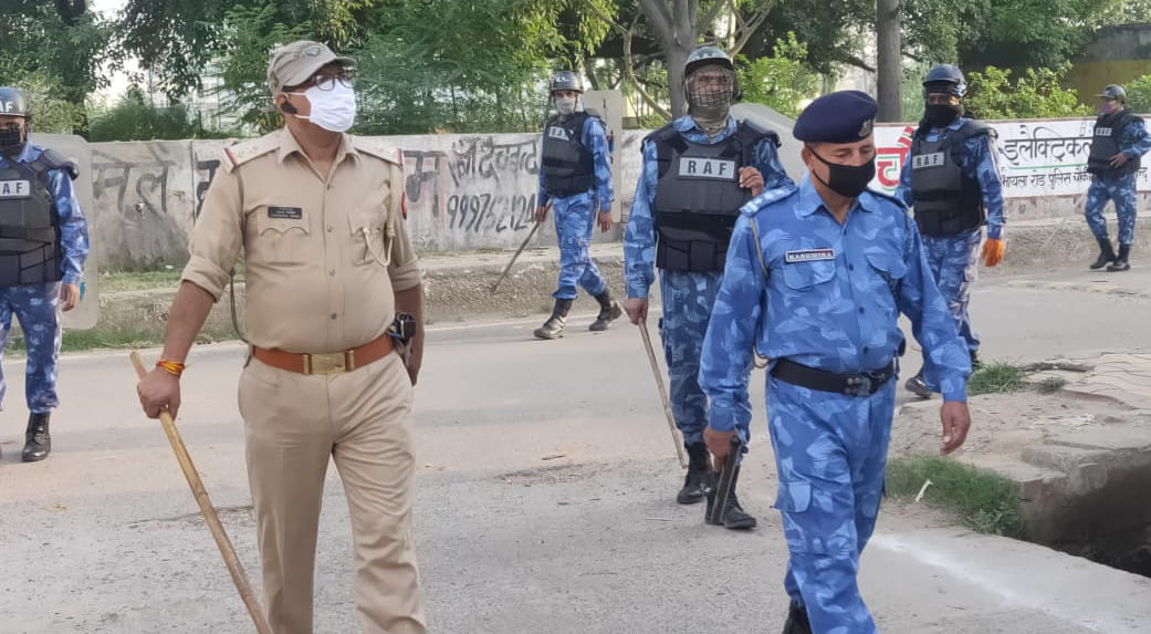 ईद उल फितर के मद्देनजर मुस्लिम बाहुल्य क्षेत्रों में फ्लैगमार्च करती पुलिस व आरएएफ के जवान ईद उल फितर के मद्देनजर मुस्लिम बाहुल्य क्षेत्रों में फ्लैगमार्च करती पुलिस व आरएएफ के जवान