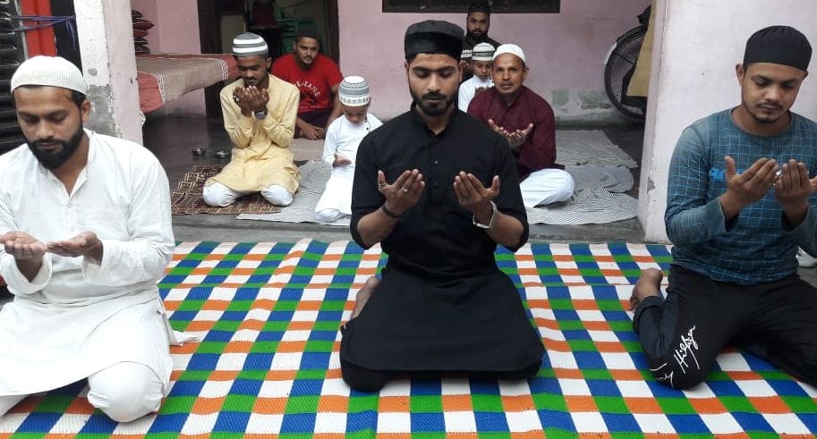 खतौली में घर के अंदर ईद की नमाज पढ़ते रोजेदार। खतौली में घर के अंदर ईद की नमाज पढ़ते रोजेदार।