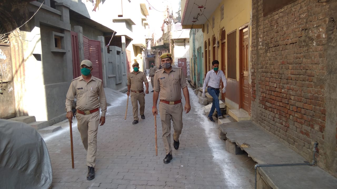 शामली आजाद चौक में गस्त करते पुलिसकर्मी शामली आजाद चौक में गस्त करते पुलिसकर्मी