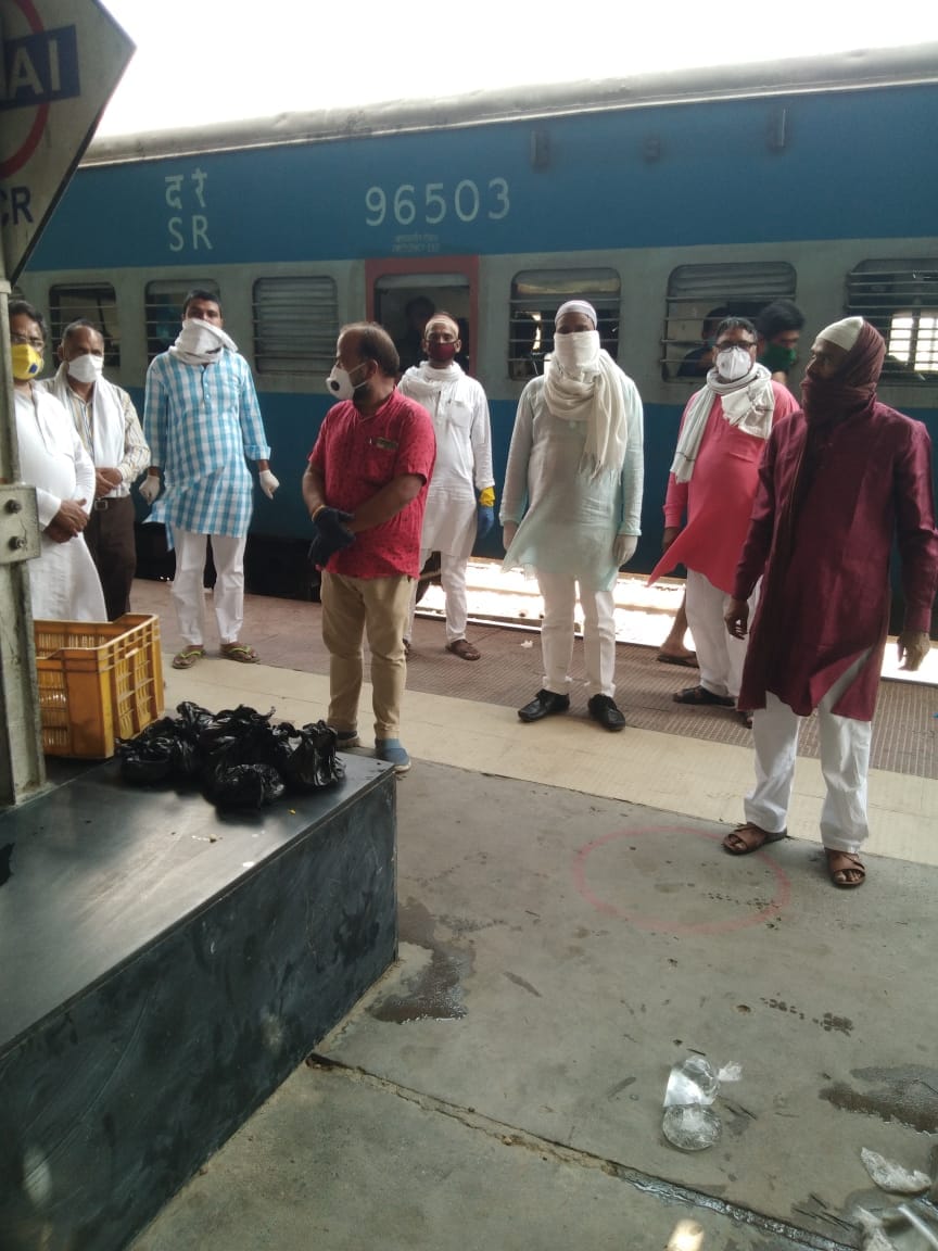 रेलवे स्टेशन पर श्रमिकों को भोजन बांटने के बाद खड़े समाजसेवी रेलवे स्टेशन पर श्रमिकों को भोजन बांटने के बाद खड़े समाजसेवी
