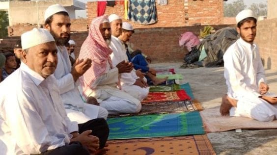 मीरापुर में घर पर ही सोशल डिस्टेंस बनाकर ईद की नमाज अदा करते मुस्लिम समुदाय के लोग। मीरापुर में घर पर ही सोशल डिस्टेंस बनाकर ईद की नमाज अदा करते मुस्लिम समुदाय के लोग।