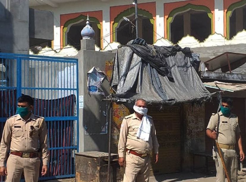 चरथावल में ईदुल फितर की नमाज के दौरान मस्जिद के सामने तैनात पुलिस बल चरथावल में ईदुल फितर की नमाज के दौरान मस्जिद के सामने तैनात पुलिस बल