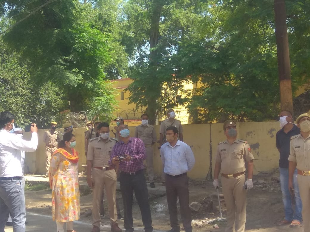कांधला में हॉटस्पॉट इलाके में ड्रोन से जानकारी लेते डीएम और एसपी। कांधला में हॉटस्पॉट इलाके में ड्रोन से जानकारी लेते डीएम और एसपी।