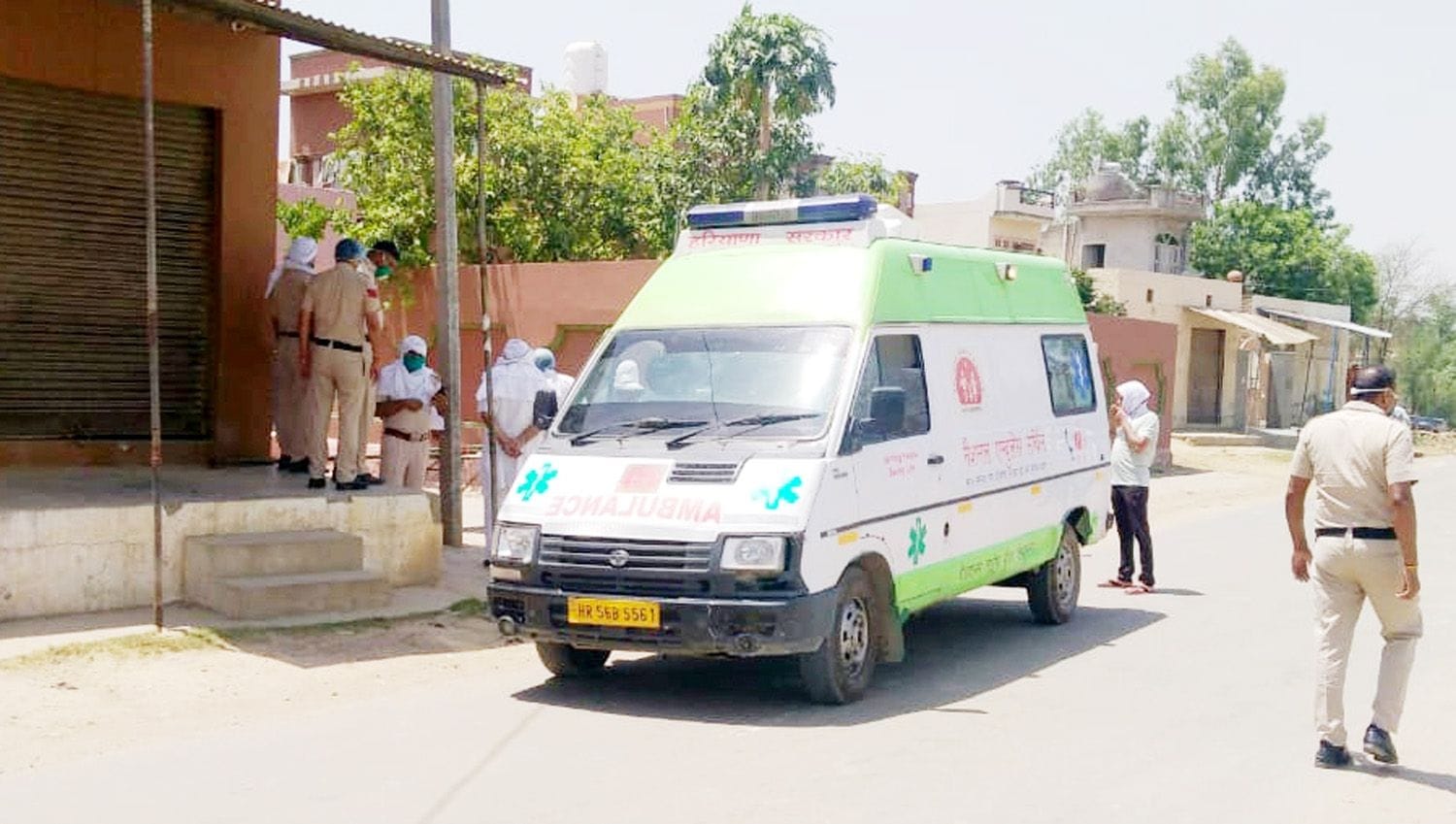 दनौदा खुर्द गांव की कोरोना संक्रमित महिला को लेने पहुंची एंबुलेंस। दनौदा खुर्द गांव की कोरोना संक्रमित महिला को लेने पहुंची एंबुलेंस।