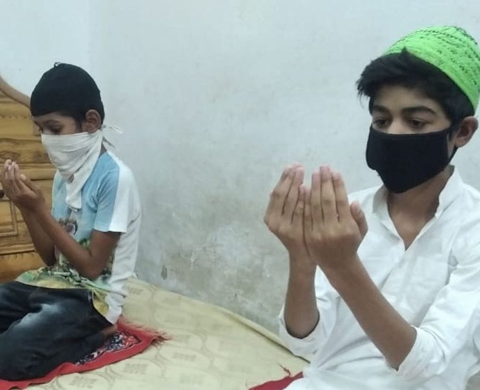 खालापार में घरों में सोशल डिस्टेसिगं के साथ ईद की नमाज अता करते बच्चे। खालापार में घरों में सोशल डिस्टेसिगं के साथ ईद की नमाज अता करते बच्चे।