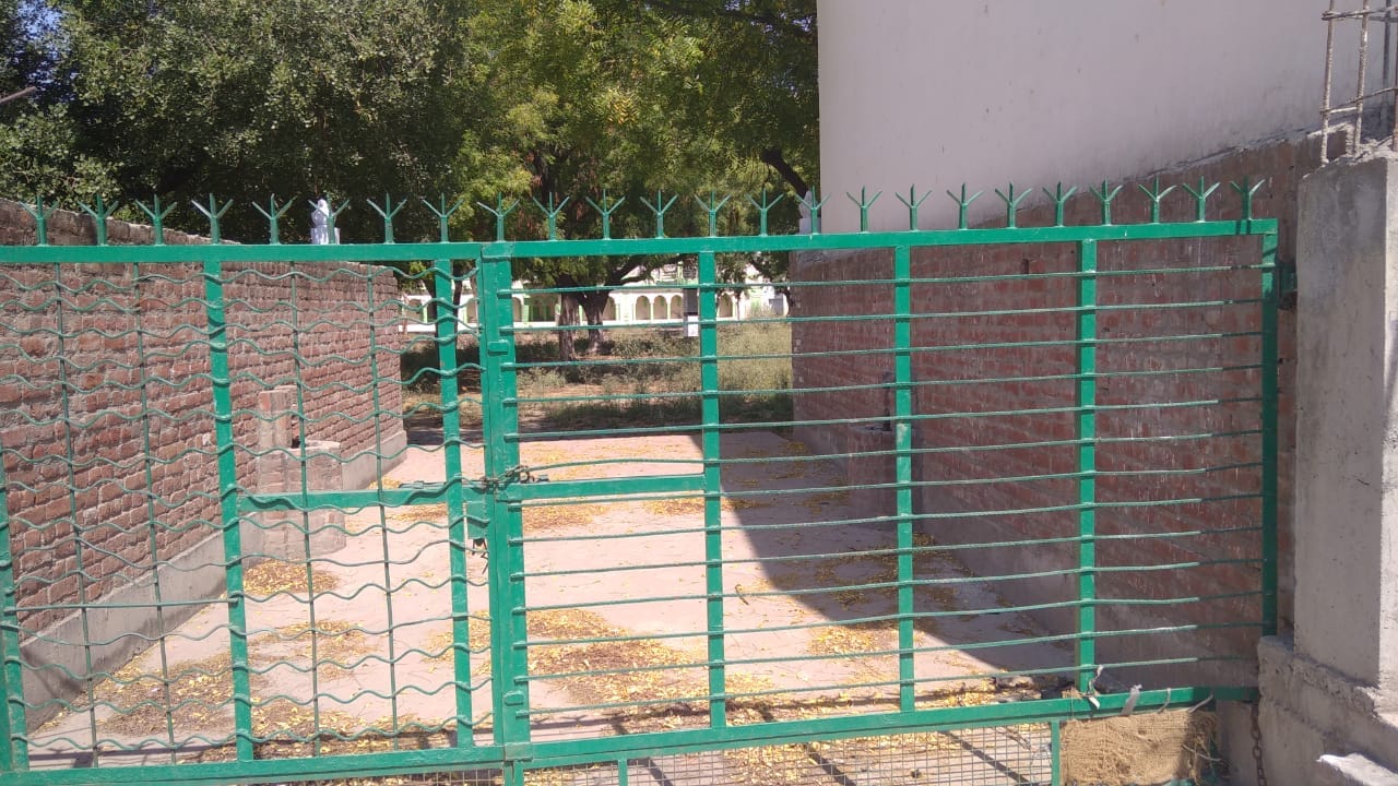 शामली कैराना रोड पर घार्मिक स्थल पर लगा ताला शामली कैराना रोड पर घार्मिक स्थल पर लगा ताला
