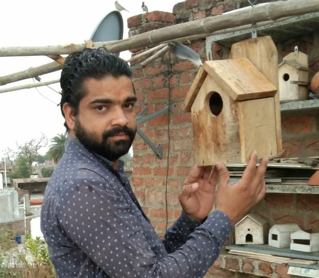 त पर लकड़ी का घोंसला टांगते पुष्पेंद्र सिंह चौहान त पर लकड़ी का घोंसला टांगते पुष्पेंद्र सिंह चौहान