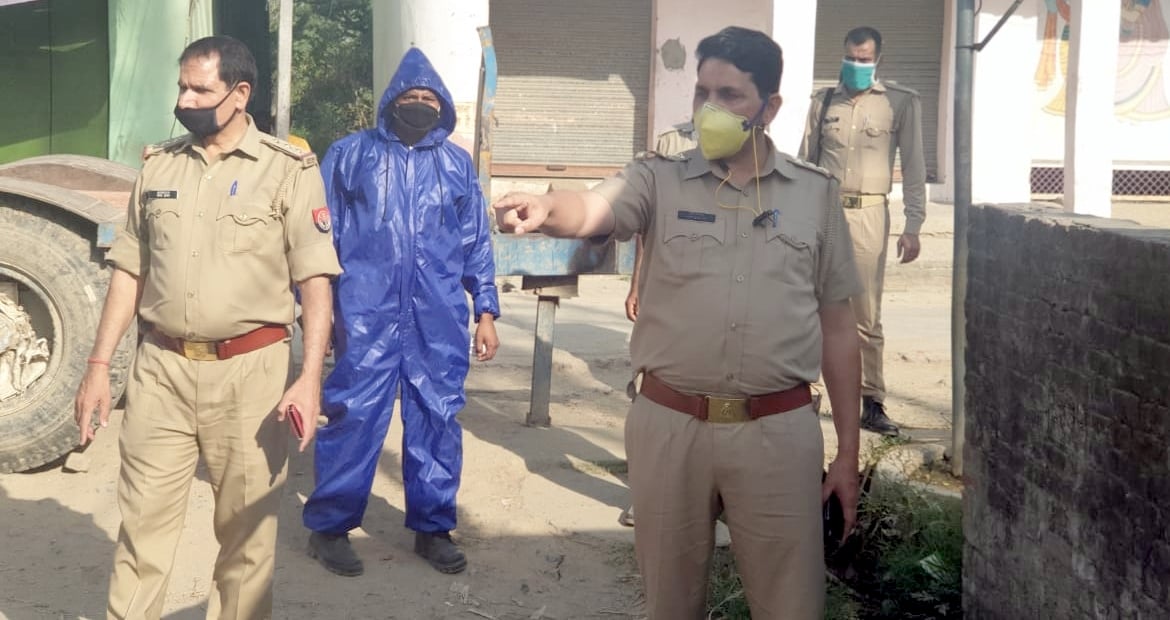 नगीना थाना क्षेत्र के ग्राम निजामपुर देवशी को सील करते पुलिसकर्मी। नगीना थाना क्षेत्र के ग्राम निजामपुर देवशी को सील करते पुलिसकर्मी।