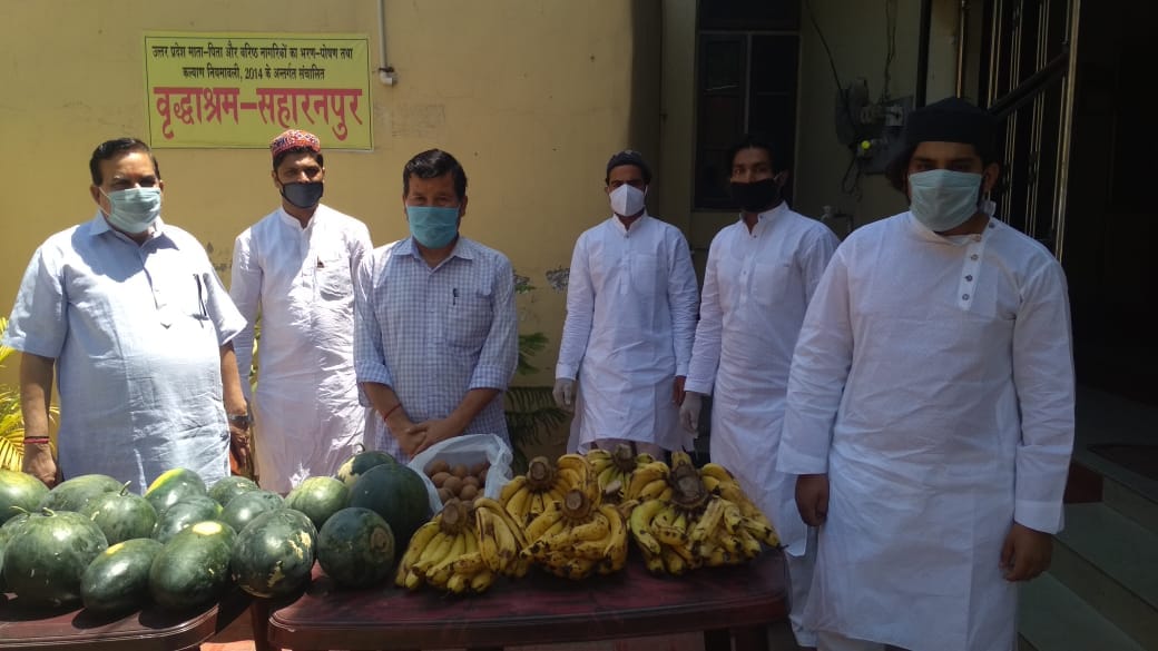 फतेहपुर के वृद्वाश्रम में फल वितरण करने पहुंचे समाजसेवी फतेहपुर के वृद्वाश्रम में फल वितरण करने पहुंचे समाजसेवी