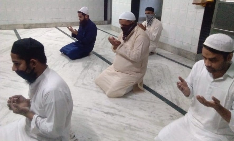 लाबाबाद की मरकज वाली मस्जिद में सोशल डिस्टेंसिंग के साथ ईंद की नमाज पढ़ते नमाजी। लाबाबाद की मरकज वाली मस्जिद में सोशल डिस्टेंसिंग के साथ ईंद की नमाज पढ़ते नमाजी।