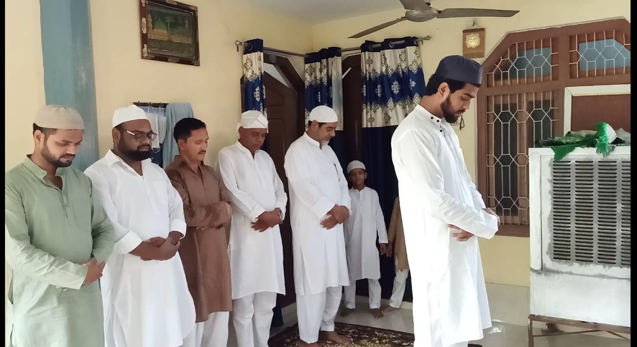 शहर के कोट मोहल्ले में ईद की नमाज अदा करत लोग। शहर के कोट मोहल्ले में ईद की नमाज अदा करत लोग।