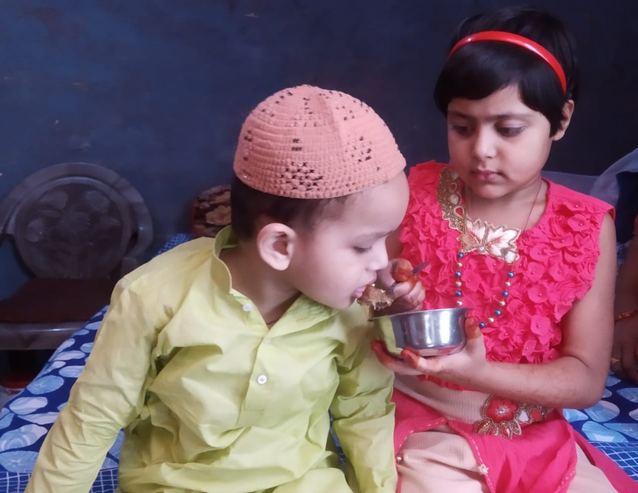 शहर के मोहल्ला कोटरा में भाई अब्दुल शाहिद को सेवईं खिलाती अलीसा अफजल। शहर के मोहल्ला कोटरा में भाई अब्दुल शाहिद को सेवईं खिलाती अलीसा अफजल।