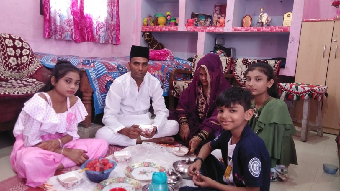 मोहल्ला नदीपुरा में परिवार के साथ घर में सेवईं खाते निजाम शाह और उनका परिवार मोहल्ला नदीपुरा में परिवार के साथ घर में सेवईं खाते निजाम शाह और उनका परिवार