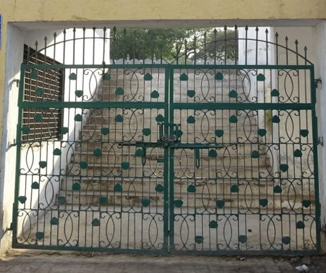 लॉकडाउन के चलते बंद रहा नगर के ईदगाह का मुख्य द्वार। लॉकडाउन के चलते बंद रहा नगर के ईदगाह का मुख्य द्वार।