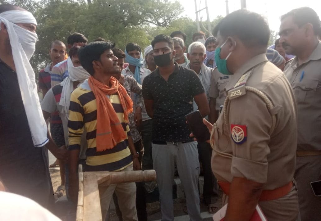 फोटो-22- मृतक के परिजनों को समझाते बेहटा गोकुल के प्रभारी निरीक्षक राकेश आनंद। संवाद फोटो-22- मृतक के परिजनों को समझाते बेहटा गोकुल के प्रभारी निरीक्षक राकेश आनंद। संवाद