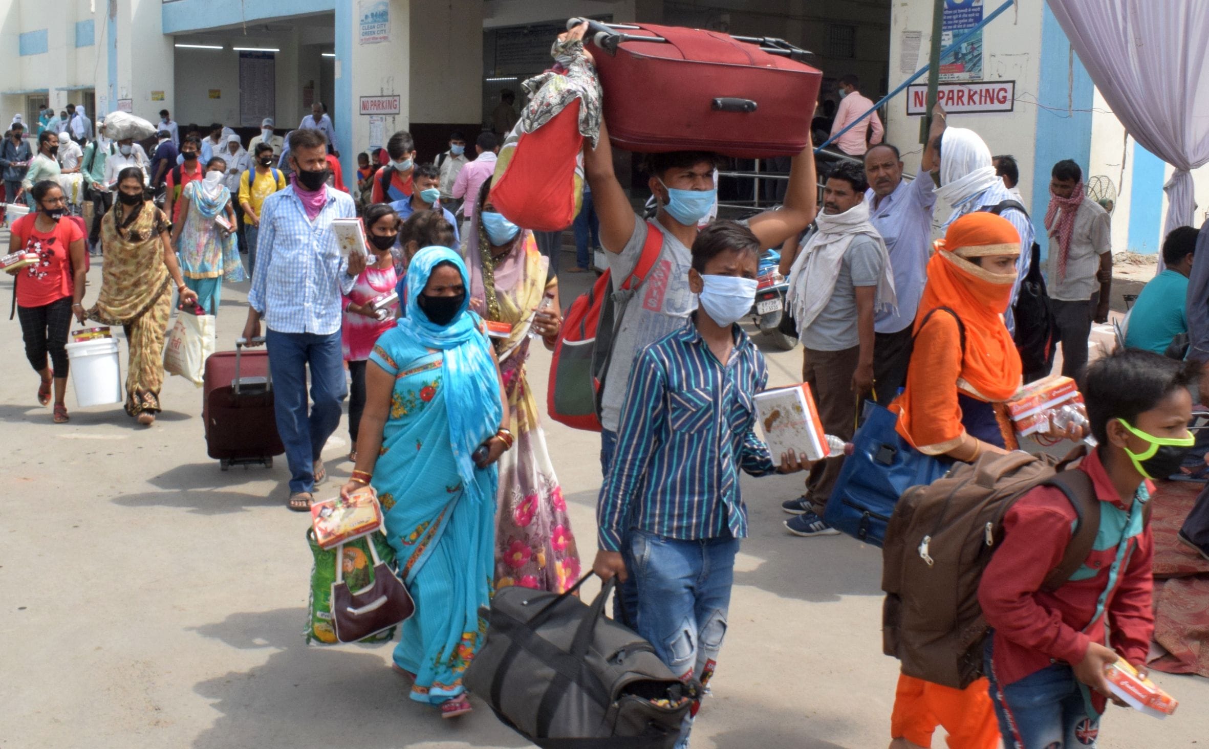 फोटो-4- स्टेशन से निकलने के बाद बसों की ओर जाते श्रमिक। संवाद