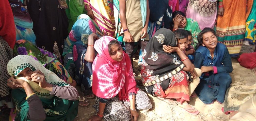 रोते बिलखते परिजन