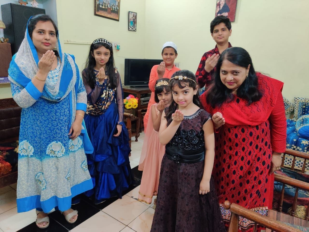 घर में ईद पर आदाब अर्ज करता प्रोफेसर सिराज खान का परिवार। घर में ईद पर आदाब अर्ज करता प्रोफेसर सिराज खान का परिवार।