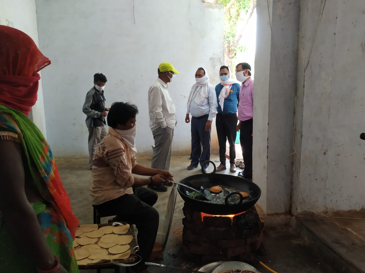 सामुदायिक रसोई का निरीक्षण करते नोडल अधिकारी