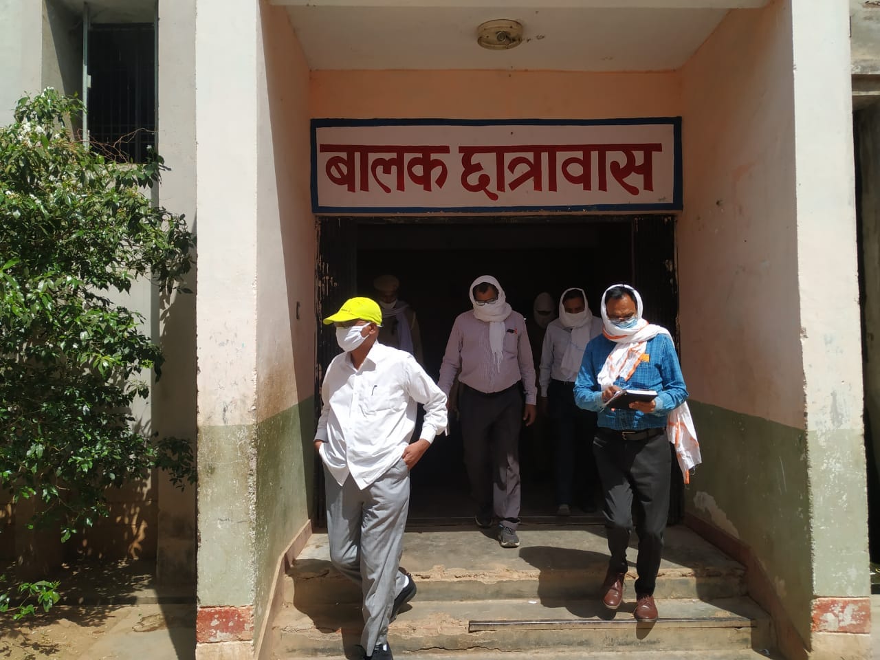 छात्रावास का निरीक्षण करते नोडल अधिकारी