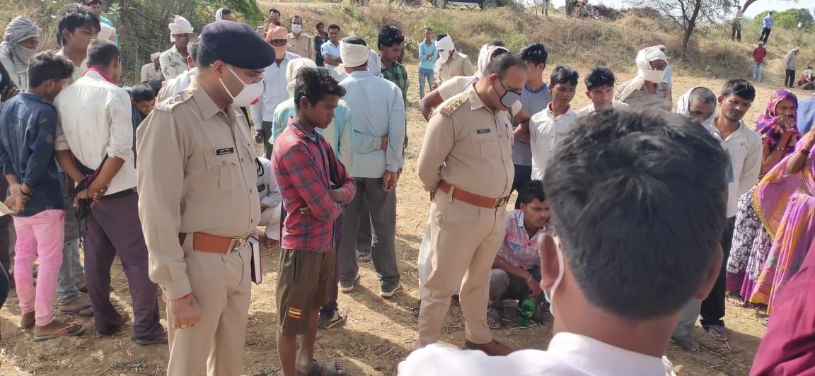 घटनास्थल पर जांच करती पुलिस