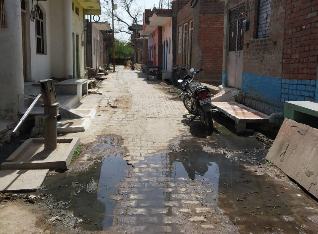 गोविंदनगर में सड़क पर भरा नाली का पानी
