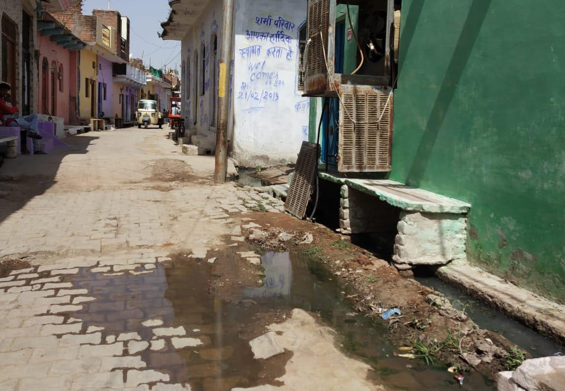 गोविंदनगर में चोक नाली सड़क पर भरा पानी