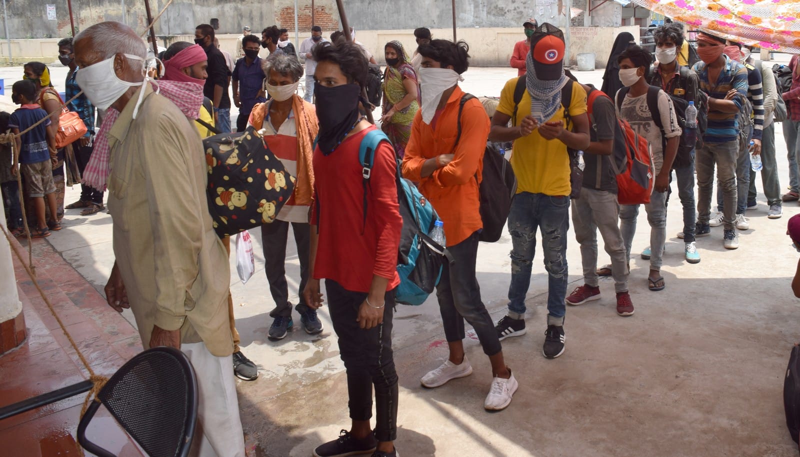 रोडवेज पर स्वास्थ्य परीक्षण के लिए खड़े प्रवासी।