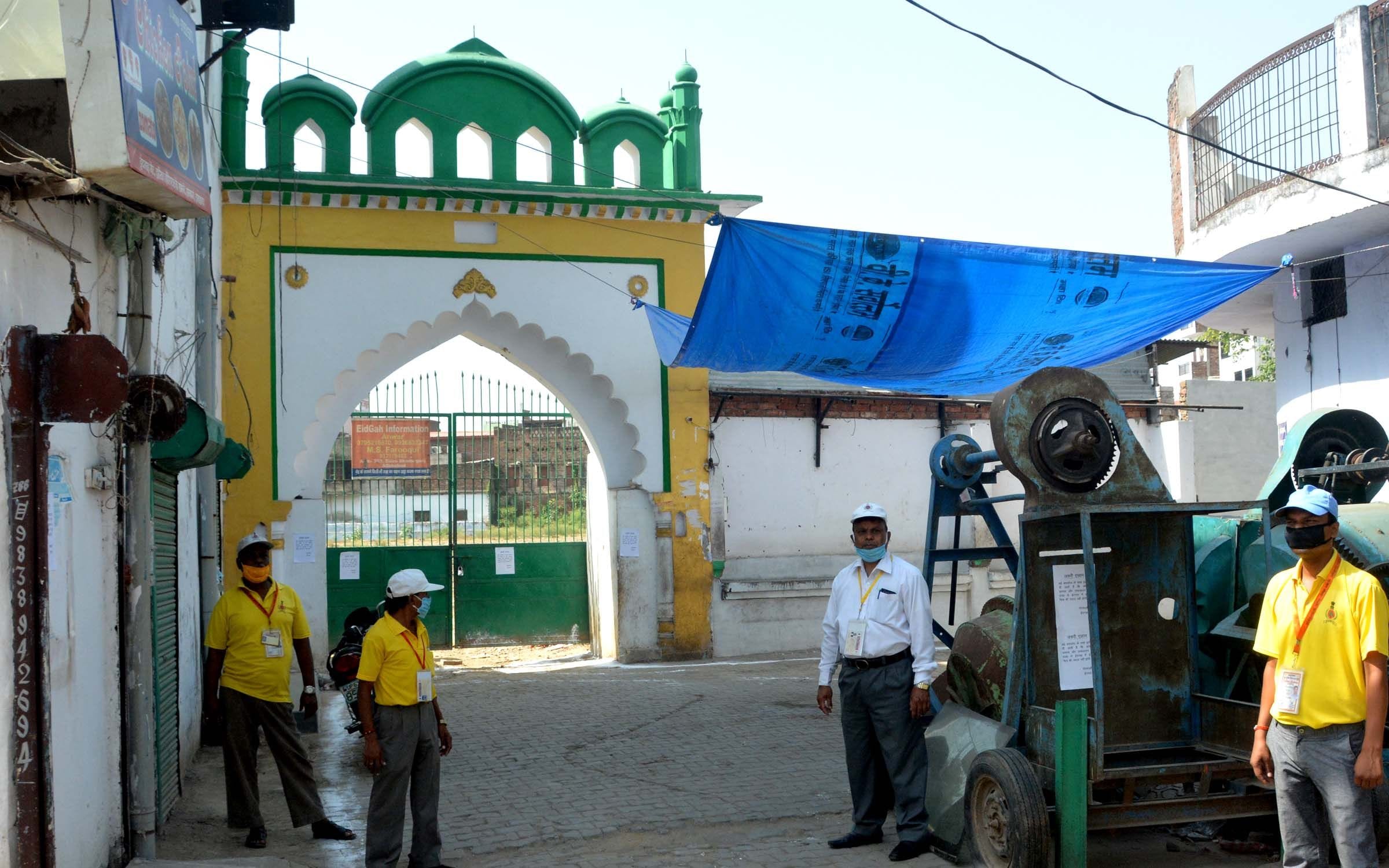 maszids were empty on eid . people prrayed  the allah at homes