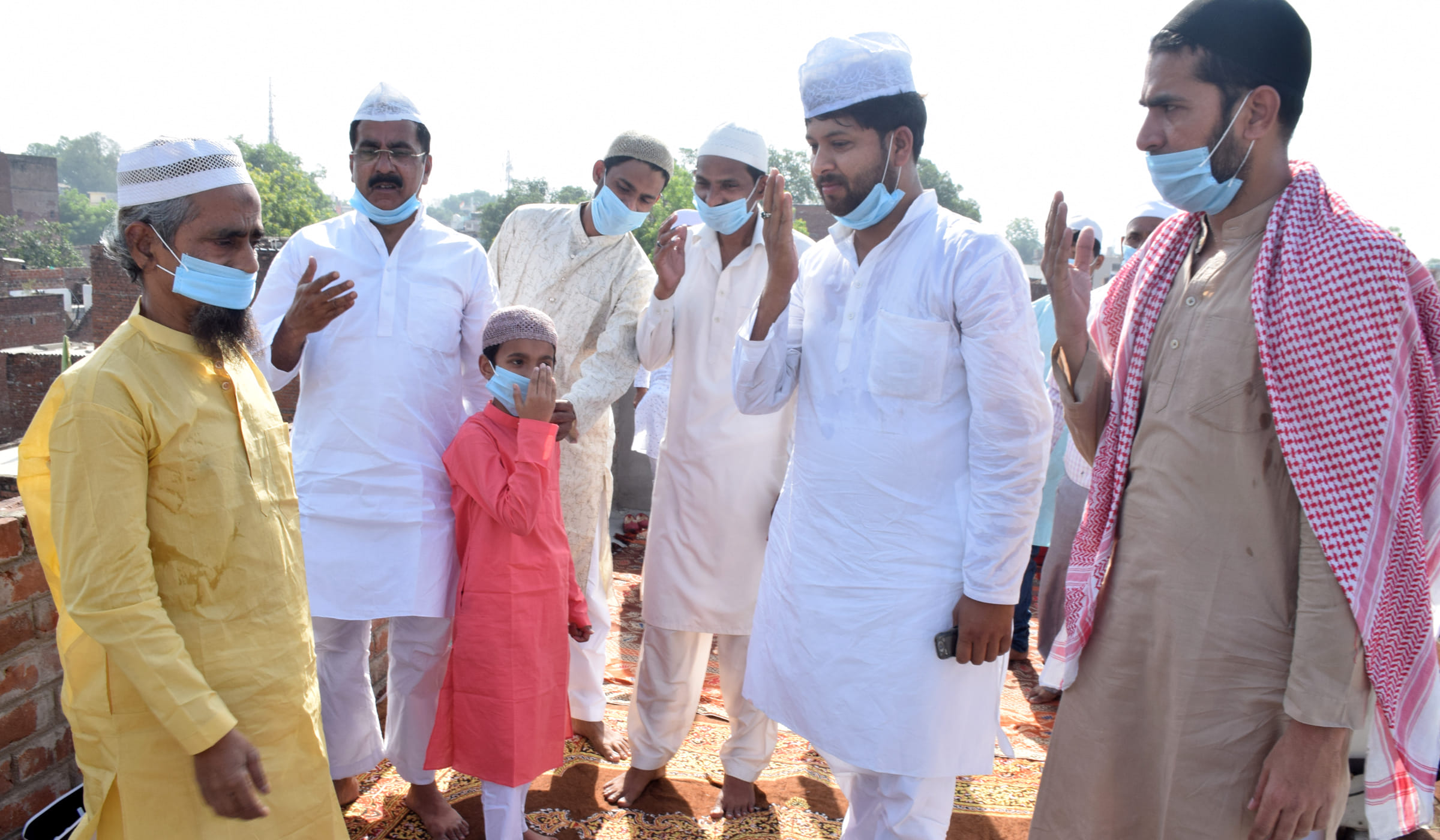 maszids were empty on eid . people prrayed  the allah at homes