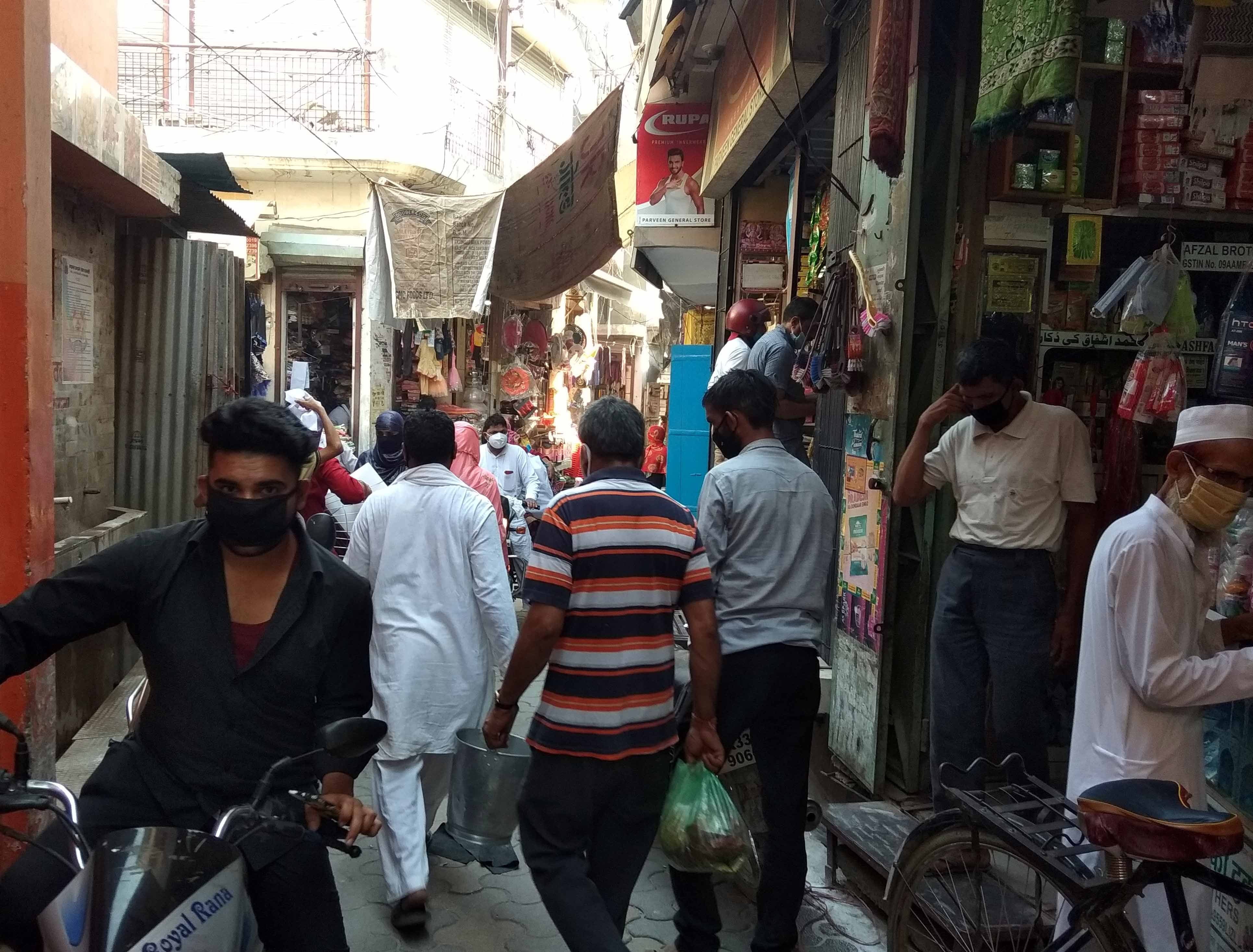 कैराना के बाजार जोडियां कुआं पर लोगों की चहल पहल। कैराना के बाजार जोडियां कुआं पर लोगों की चहल पहल।