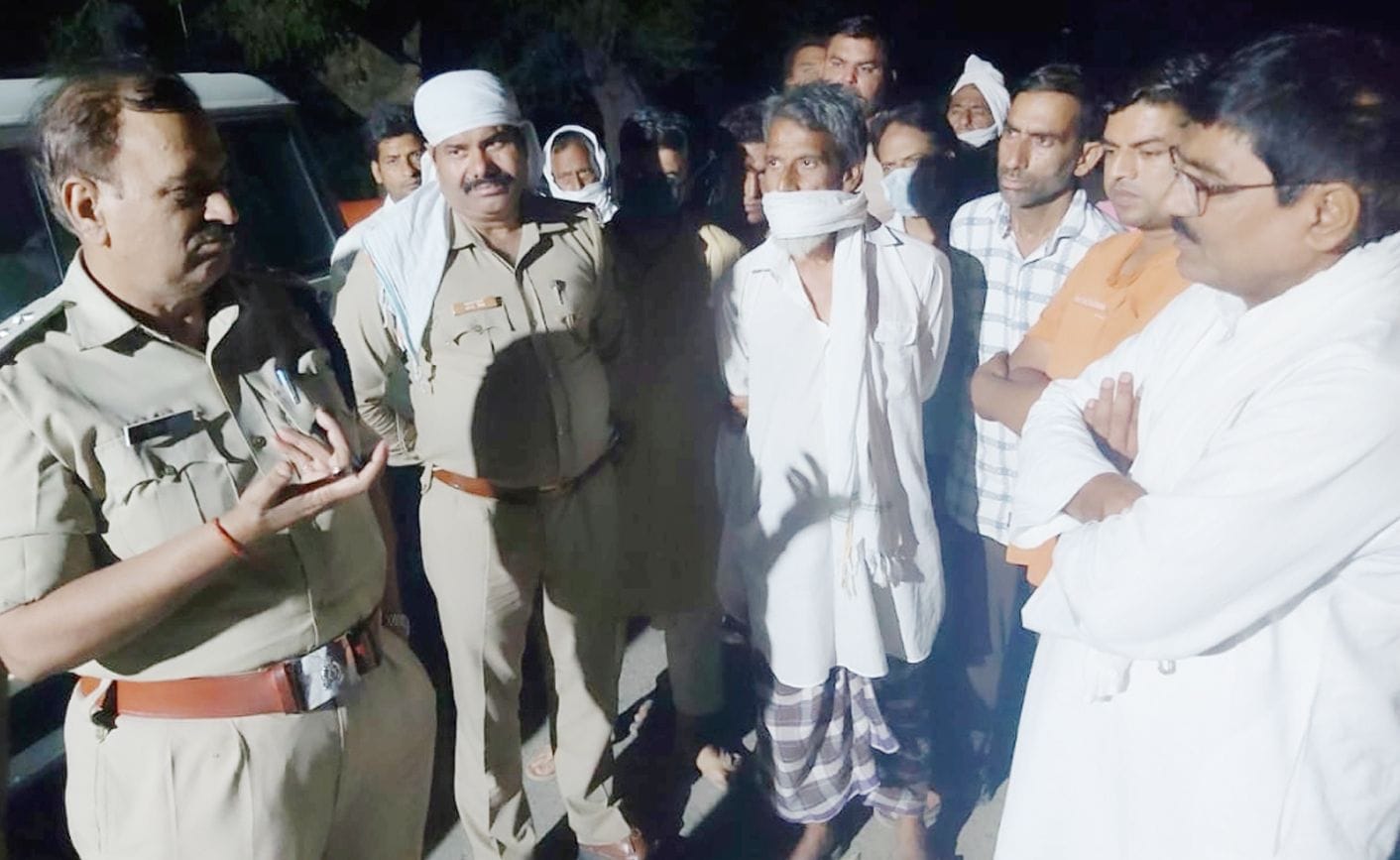 नहर में डूबे युवक के बारे में चेयरमैन व अन्य परिजनों से जानकारी लेते सीओ। 