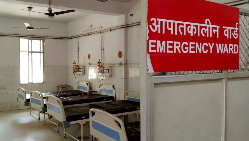 जिला अस्पताल में कोरोना संक्रमण फैलने के बाद खाली आपात कालीन वार्ड। जिला अस्पताल में कोरोना संक्रमण फैलने के बाद खाली आपात कालीन वार्ड।