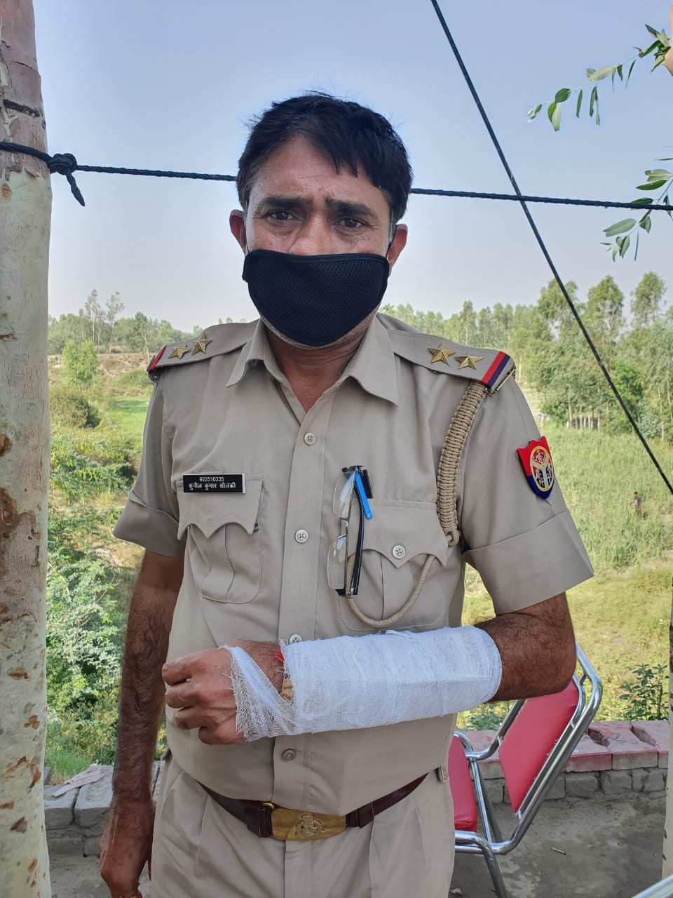 झिंझाना (शामली) क्षेत्र के गांव टपराना में दबिश के दौरान हुए हमले में घायल दरोगा सुनील सोलंकी। झिंझाना (शामली) क्षेत्र के गांव टपराना में दबिश के दौरान हुए हमले में घायल दरोगा सुनील सोलंकी।