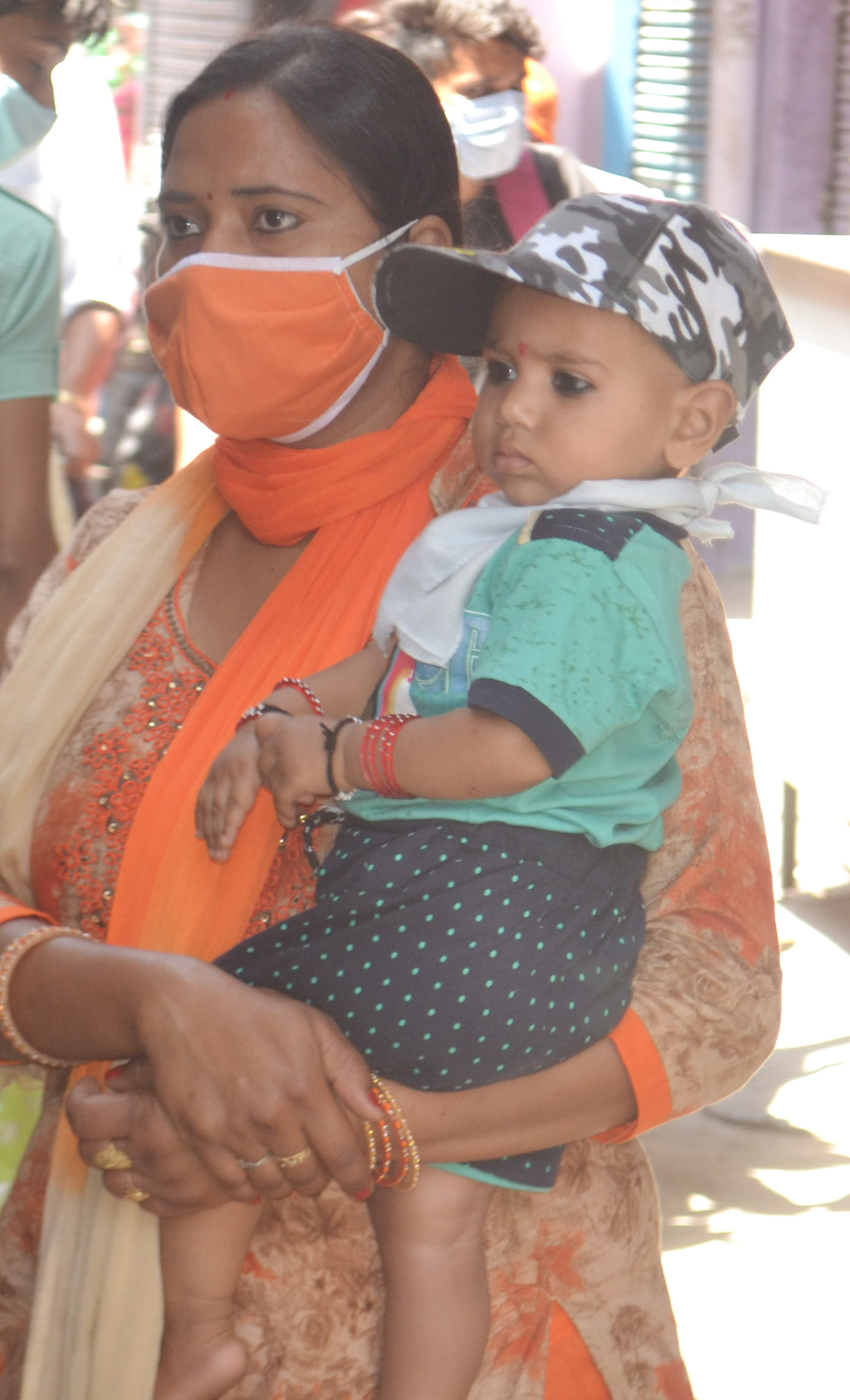 शामली में गर्मी में बच्चे को लेकर गुजरती। शामली में गर्मी में बच्चे को लेकर गुजरती।