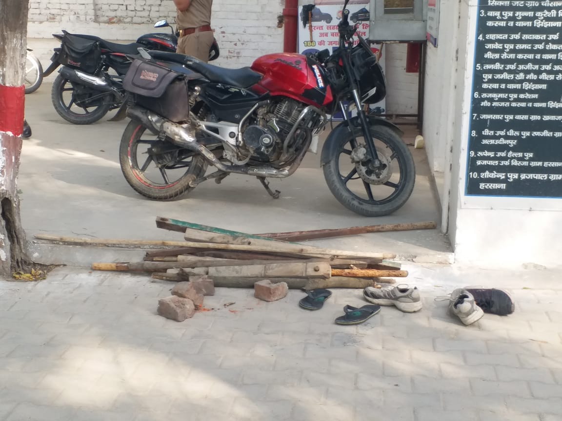 झिंझाना थाने में पडे़ लाठी डंडे। झिंझाना थाने में पडे़ लाठी डंडे।