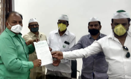 सिटी मजिस्ट्रेट को ज्ञानप सौंपते भाकियू तोमर के किसान