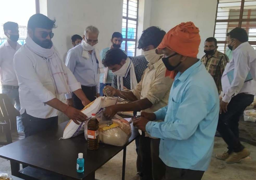 बाबरी के निर्माणाधीन बिजली घर पर गरीब मजदूरो को राशन कीट देते अधिकारी बाबरी के निर्माणाधीन बिजली घर पर गरीब मजदूरो को राशन कीट देते अधिकारी
