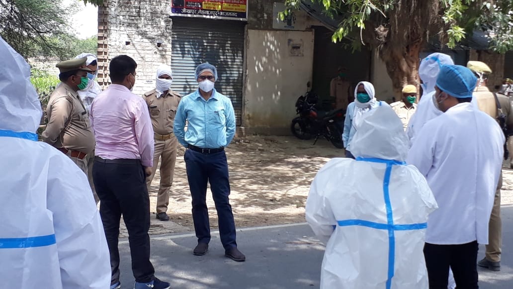 मेहनाजपुर के कंटेंमेट जोन जियापुर दक्षिणी का निरीक्षण करते भावी डीएम राजेश कुमार।