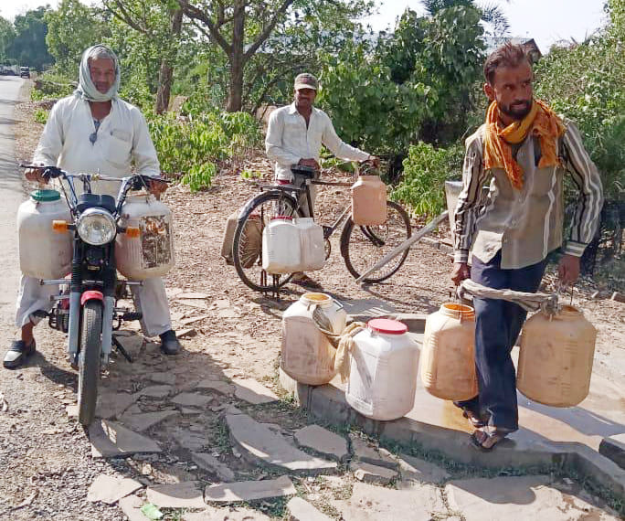दूरदराज से साइकिल व दुपहिया वाहनों पर पानी ढोते ग्रामीण