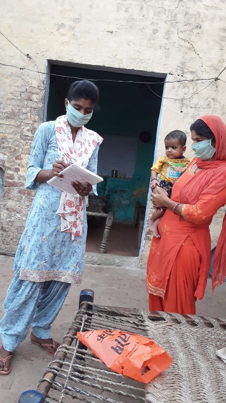 शामली में अंतरराष्ट्रीय महिला स्वास्थ  दिवस पर स्वास्थ संबधी जानकारी देती राष्ट्रीय सेवा योजना 