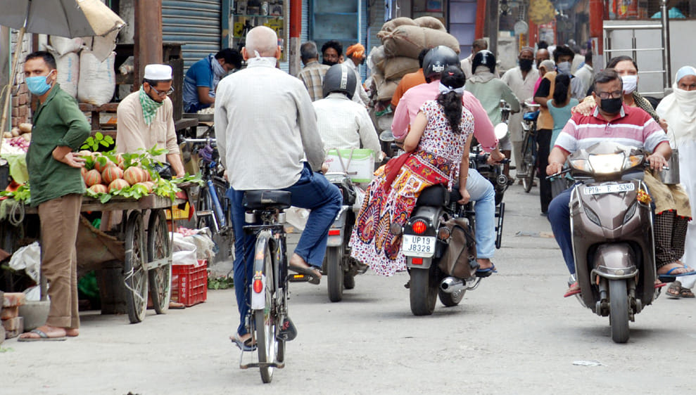 शामली कबाडी बाजार में सामान लेने के लिये वाहनो से गुजरते लोग शामली कबाडी बाजार में सामान लेने के लिये वाहनो से गुजरते लोग