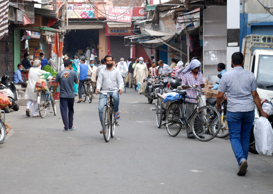 शामली गांधी चौक बाजार में सामान लेने के लिये जाते लोग शामली गांधी चौक बाजार में सामान लेने के लिये जाते लोग