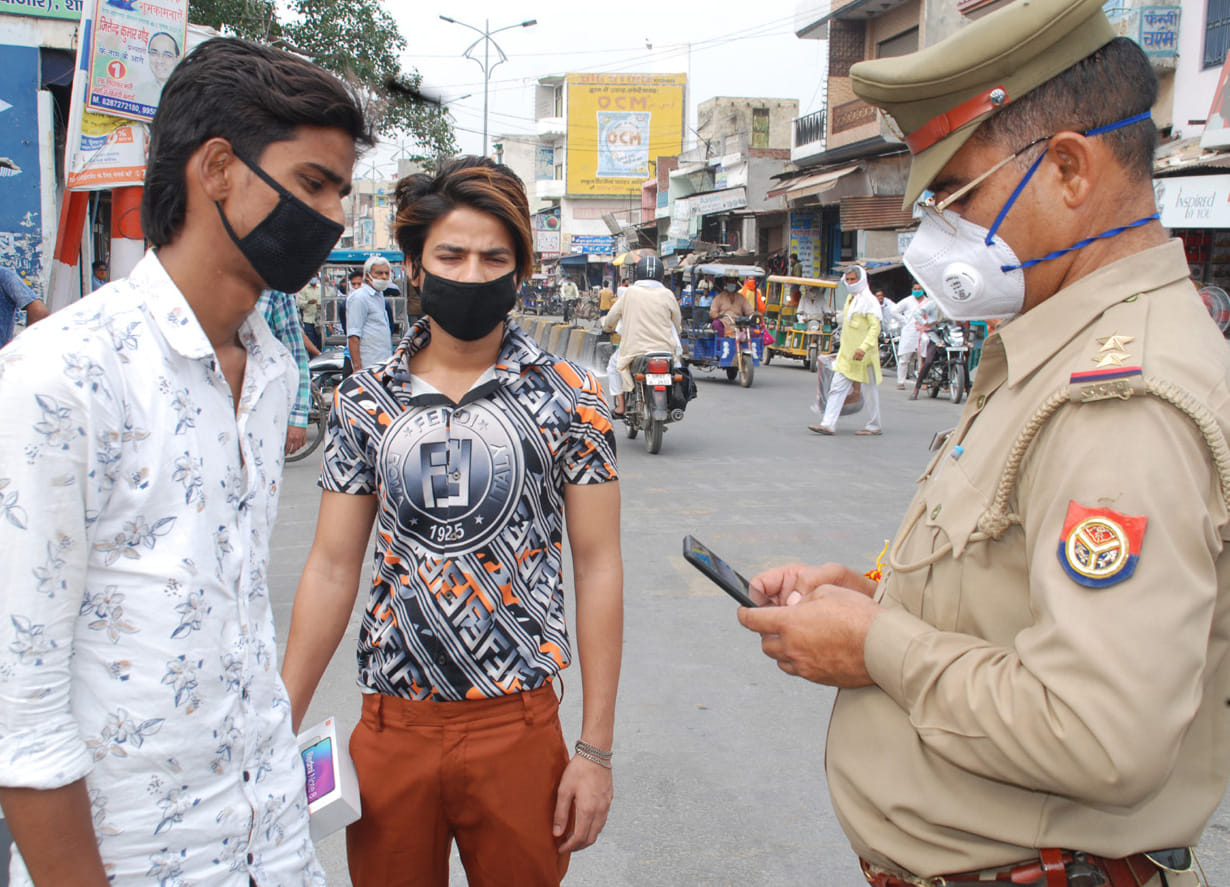 शामली में बाइक सवारो के चालान काटते पुलिसकर्मी शामली में बाइक सवारो के चालान काटते पुलिसकर्मी