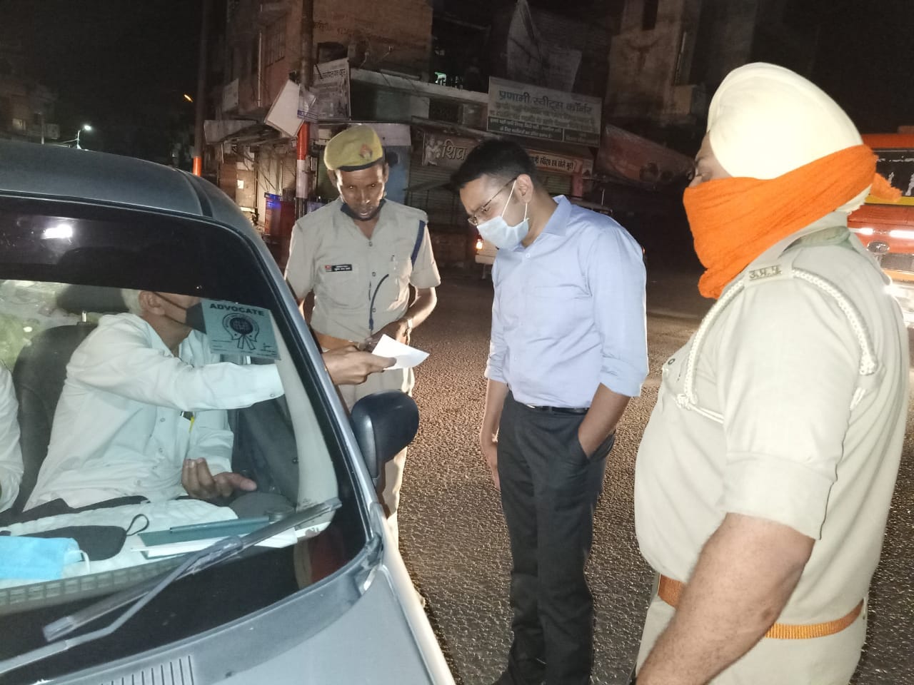 शामली रात्री में वाहनो की चैकिंग करते एसपी विनीत जायसवाल शामली रात्री में वाहनो की चैकिंग करते एसपी विनीत जायसवाल