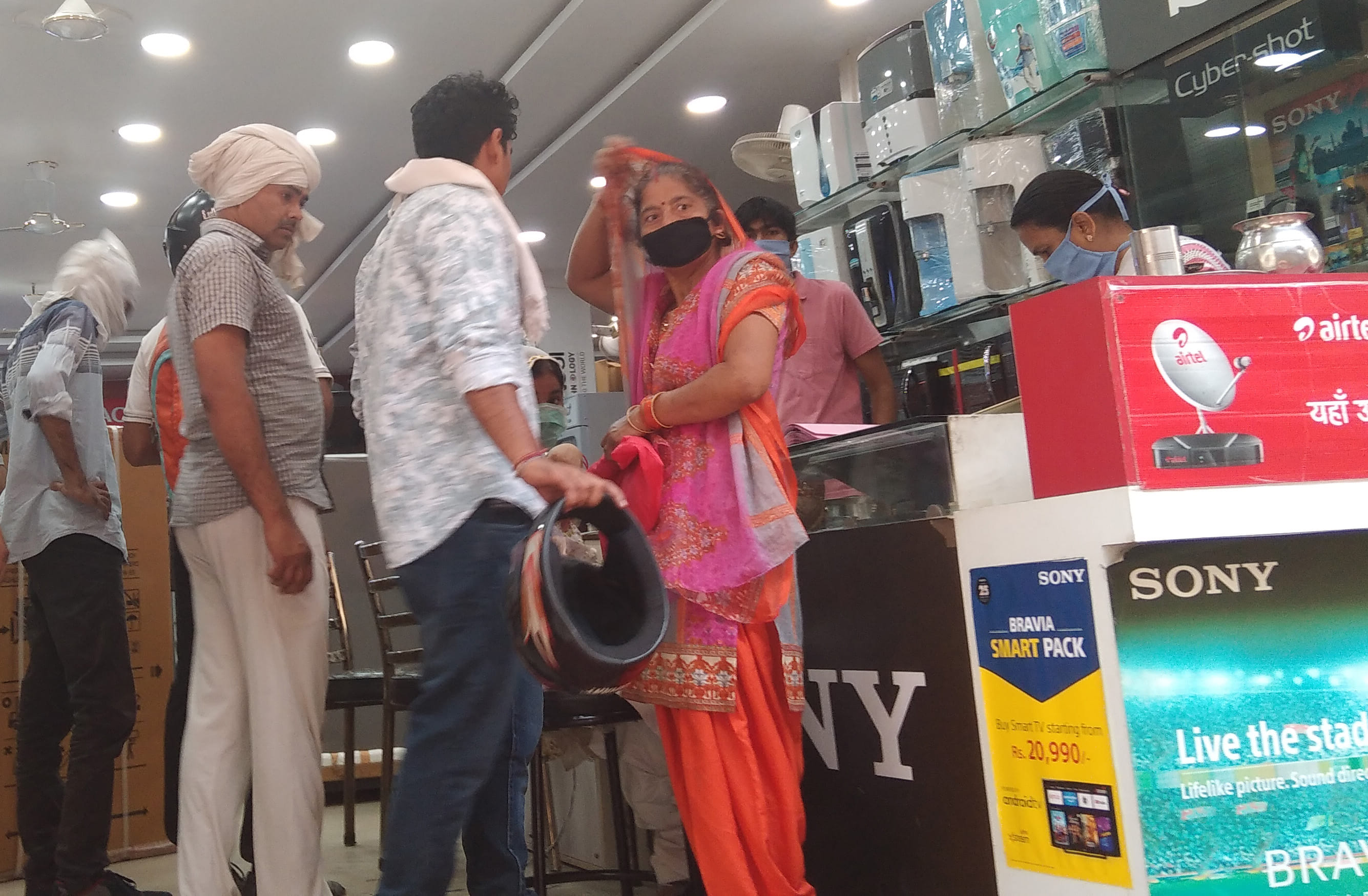 शातली इलक्ट्रोनिक्स की दुकान पर खरिदारी करने के लिये लगी भीड शातली इलक्ट्रोनिक्स की दुकान पर खरिदारी करने के लिये लगी भीड