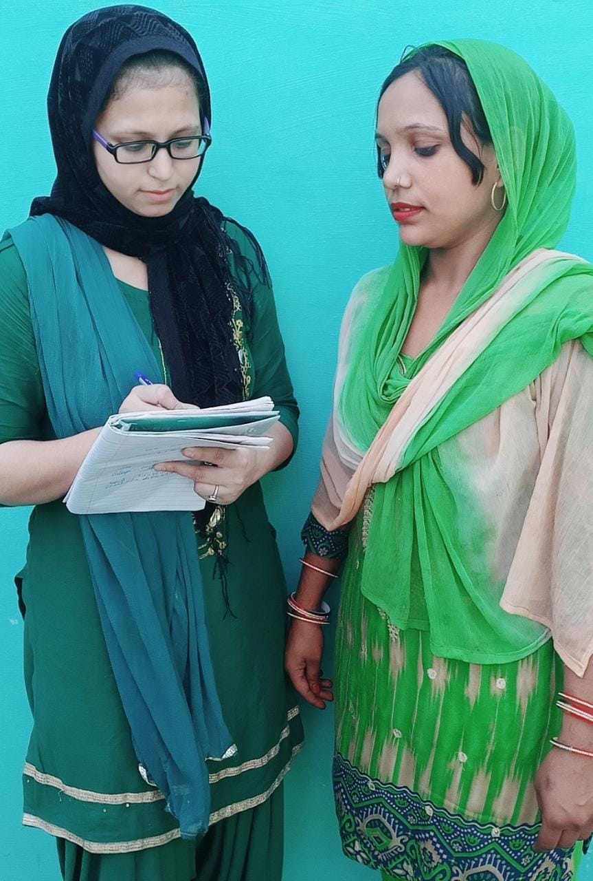 शामली क्षेत्र के गांव में महिला को स्वास्थ संबधी जानकारी देती राष्ट्रीय सेवा योजना की छात्रा सो?