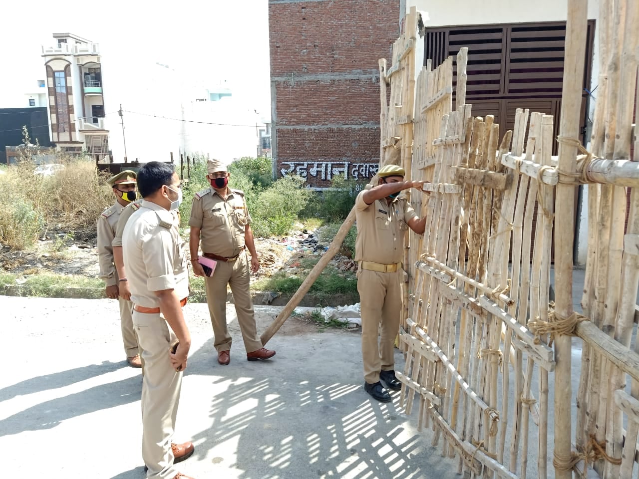 शामली के सलेक विहार हॉटस्पॉट में व्यवस्थाओ का जायजा लेते एसपी विनीत जायसवाल शामली के सलेक विहार हॉटस्पॉट में व्यवस्थाओ का जायजा लेते एसपी विनीत जायसवाल