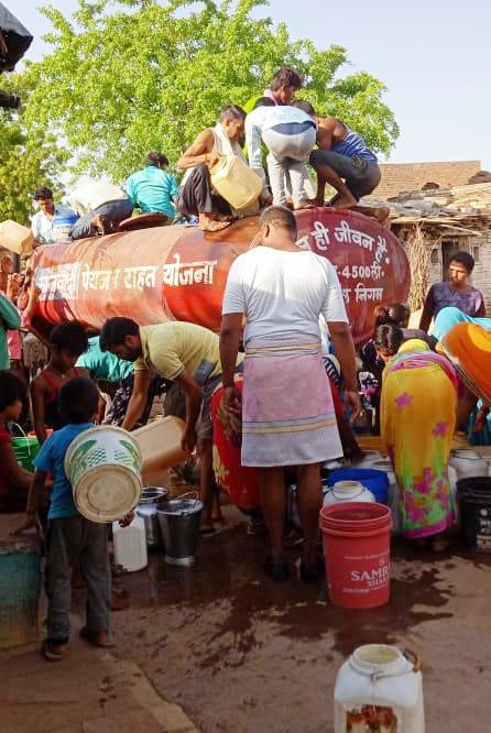 टैंकर से पानी भरने को लगी ग्रामीणों की भीड़