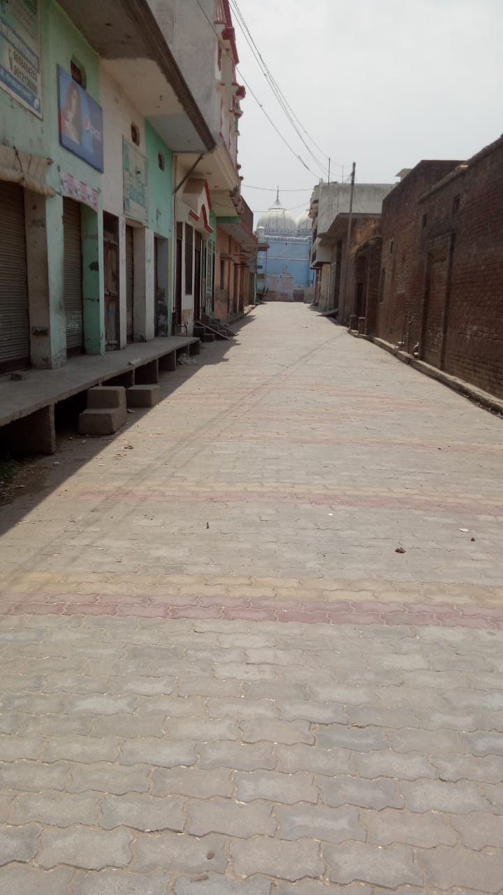 झिंझाना क्षेत्र के गांव टपराना  में सुनसान पडी गलिया